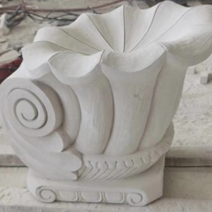Capitello della colonna con sculture 3D